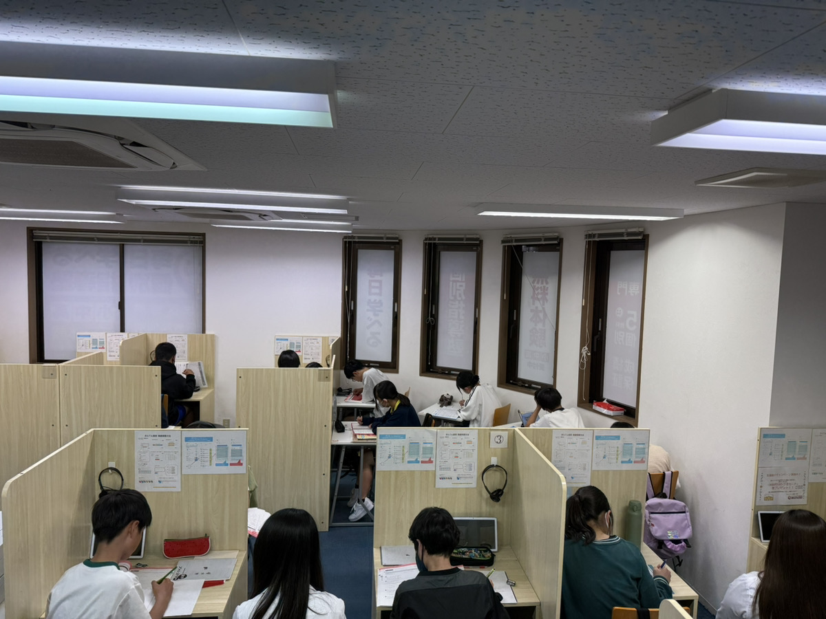 テスト対策に向けて集中して学習に取り組む教室の様子
