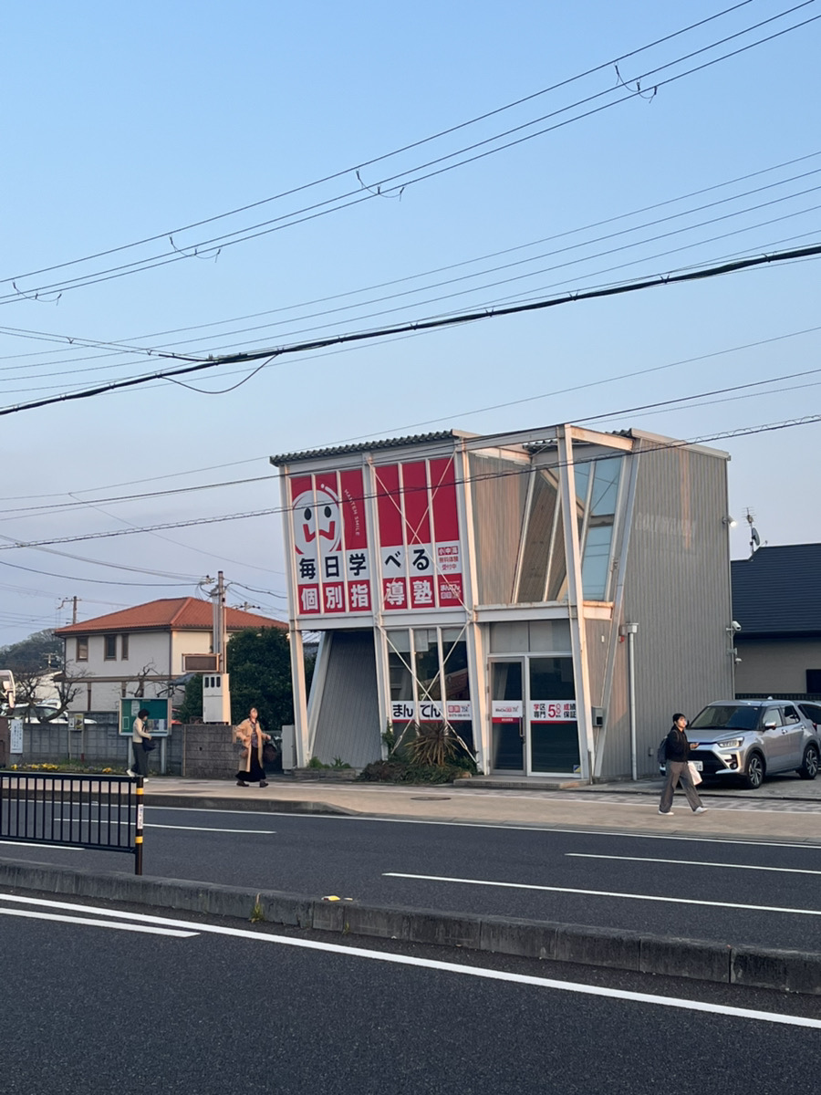 新在家内にある新在家教室外観