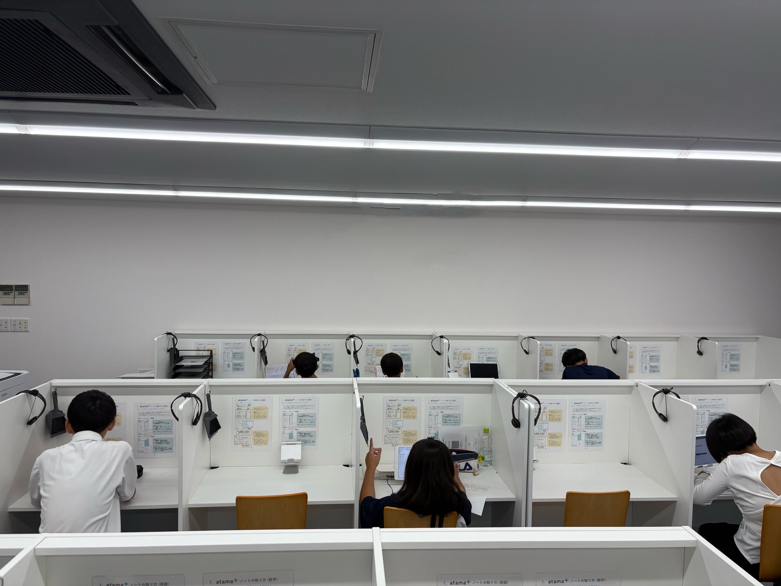 講師が生徒に優しく教える様子。つまずいているポイントをその場で解決します。