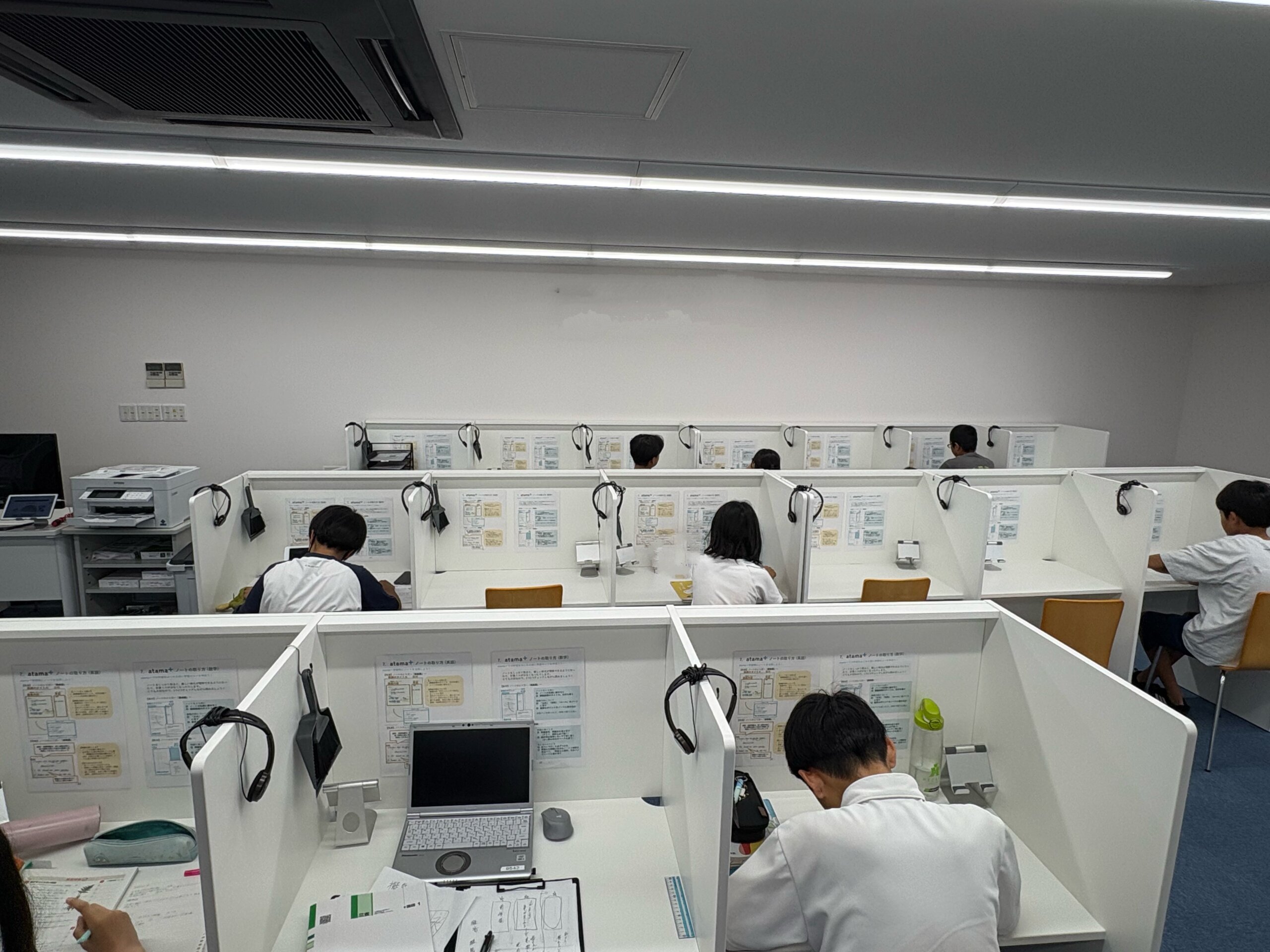 姫路中地教室の定期テスト対策勉強会の様子。満席の教室で生徒たちが集中して勉強に取り組んでいます。