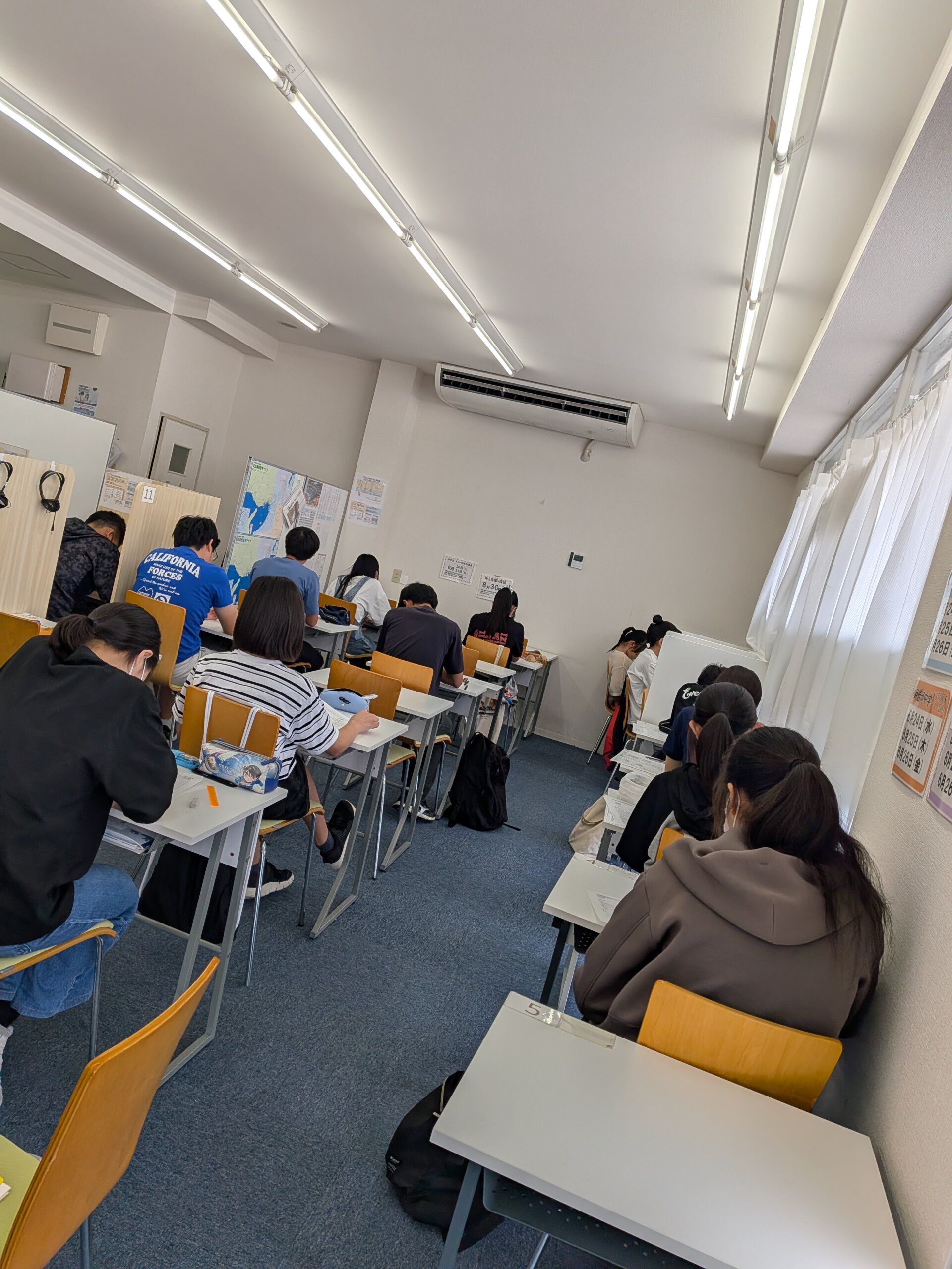 講師による個別サポートの様子