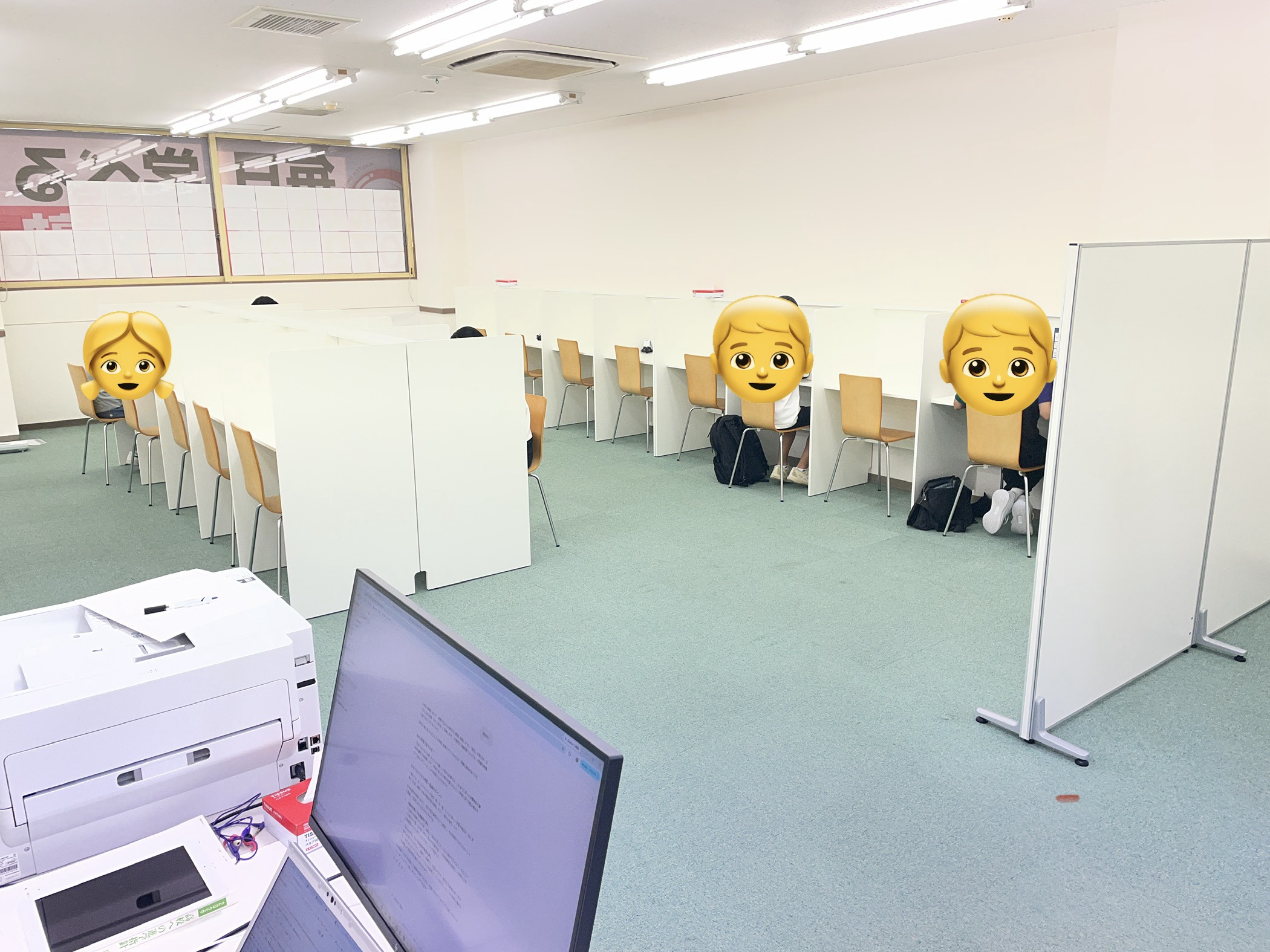 集中して課題に取り組む教室内の一コマ