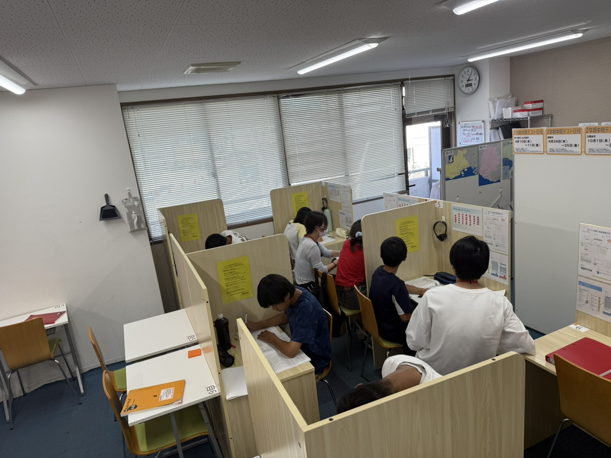 夏期講習中の教室の様子と真剣に取り組む生徒たち